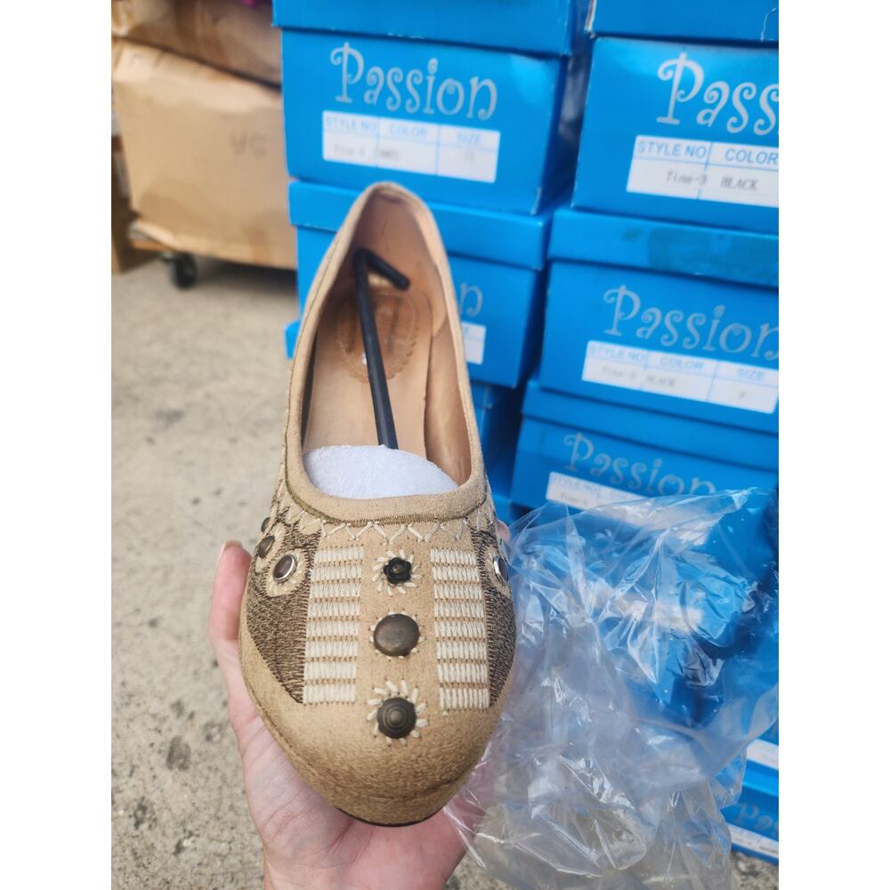 NIB Passion Tina Faux‎ Suede Pumps Tan Nude Sz 10 With Stitched Embellishment